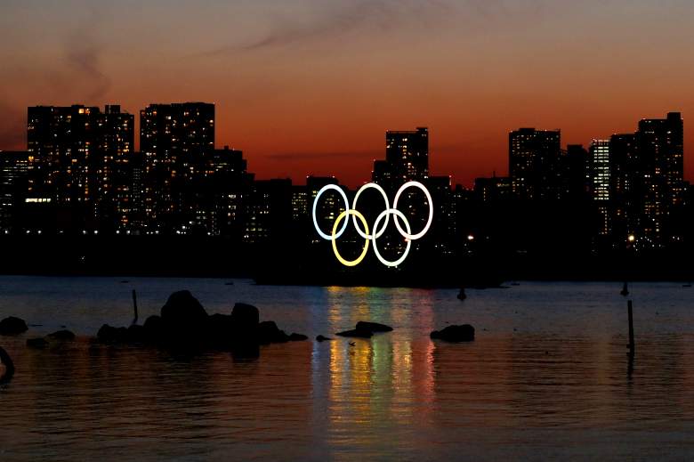 El sol se pone detrás de la instalación de los anillos olímpicos en el Parque Marino de Odaiba el 18 de marzo de 2020 en Tokio, Japón.