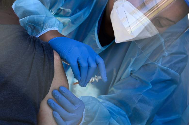 Se administra una vacuna contra la gripe en un sitio de prueba Covid-19 sin cita previa, el 24 de noviembre de 2020, en San Fernando, California, al noreste de la ciudad de Los Ángeles.