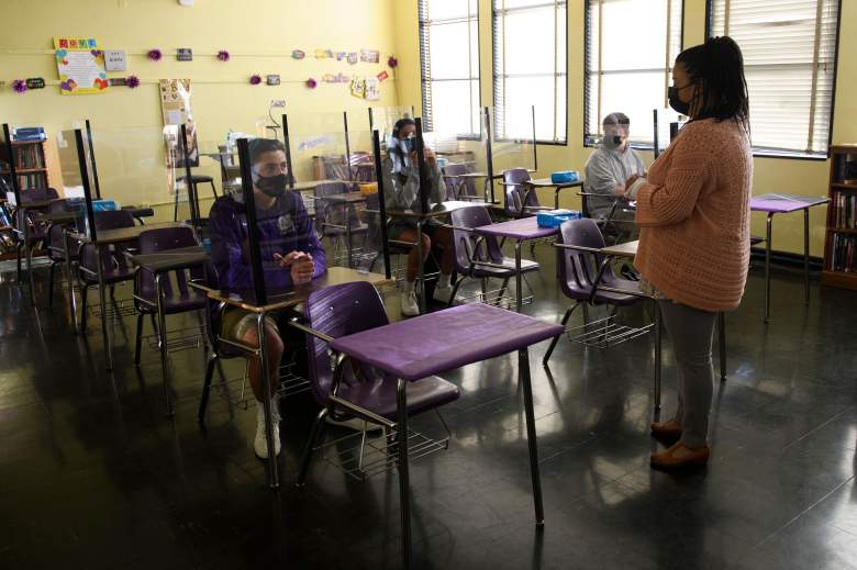 Un maestro habla con los estudiantes mientras regresan al aprendizaje en persona en St. Anthony Catholic High School durante la pandemia de Covid-19 el 24 de marzo de 2021 en Long Beach, California.