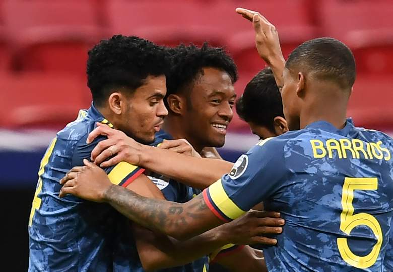 El colombiano Juan Cuadrado (C) celebra con sus compañeros tras anotar un tiro libre contra Perú durante el partido por el tercer puesto de la Copa América Conmebol 2021 en el Estadio Mane Garrincha en Brasilia, Brasil, el 9 de julio de 2021
