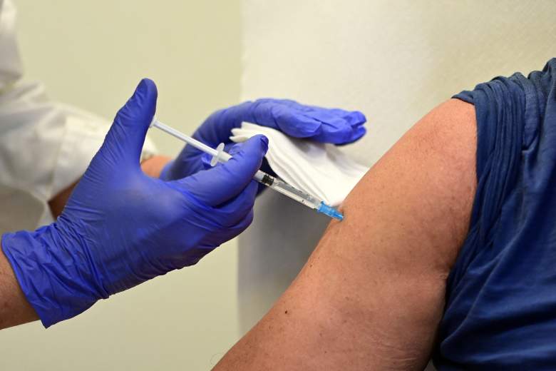 Un trabajador de la salud administra una dosis de Johnson & amp; Vacuna Johnson (Janssen) contra el Covid-19, el 5 de agosto de 2021 en la farmacia Ambreck, en Milán, durante una campaña de vacunación en personas mayores de 60 años.