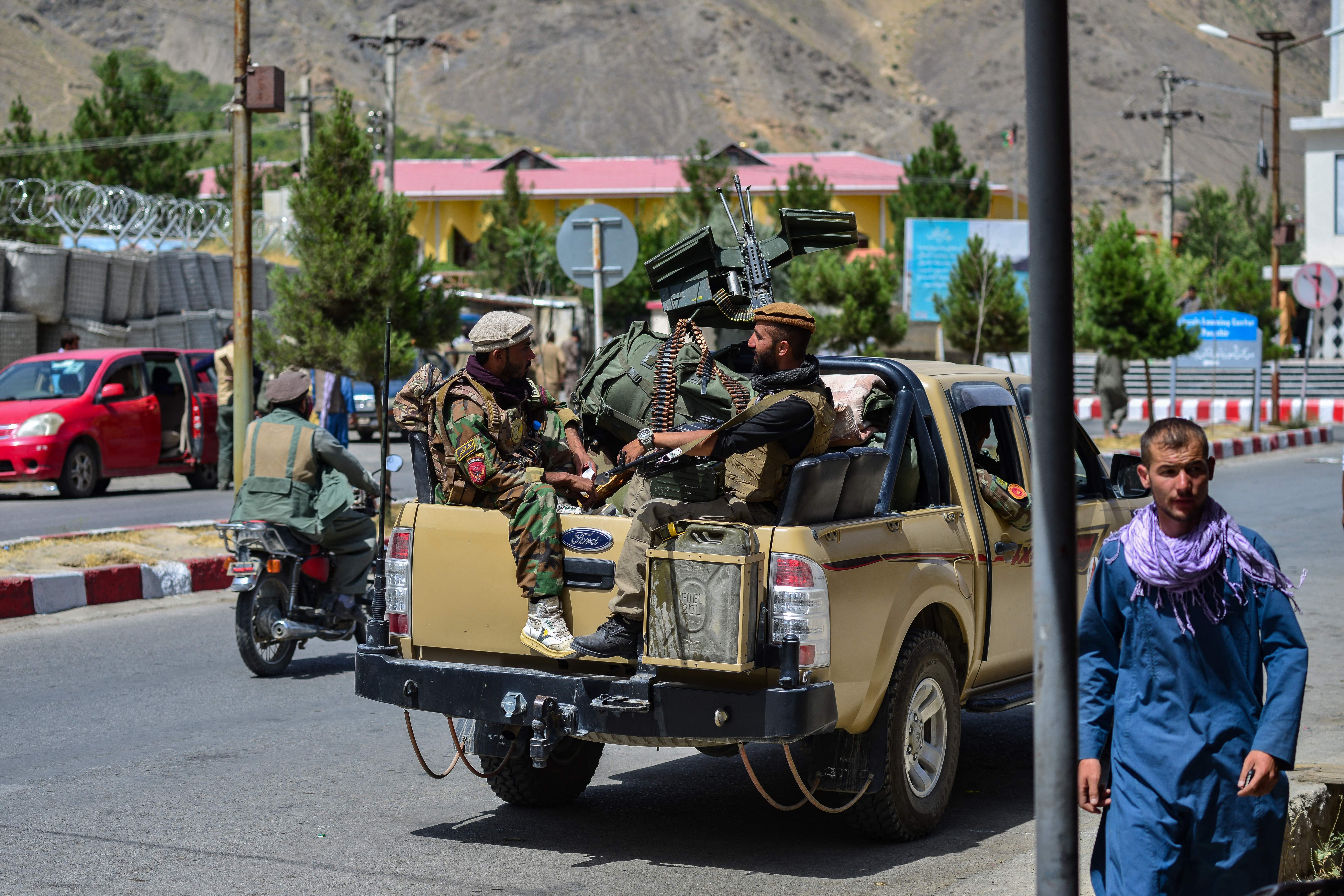 Soldados de las Fuerzas de Seguridad afganas viajan en un vehículo armado a lo largo de una carretera en la provincia de Panjshir en Afganistán el 15 de agosto de 2021