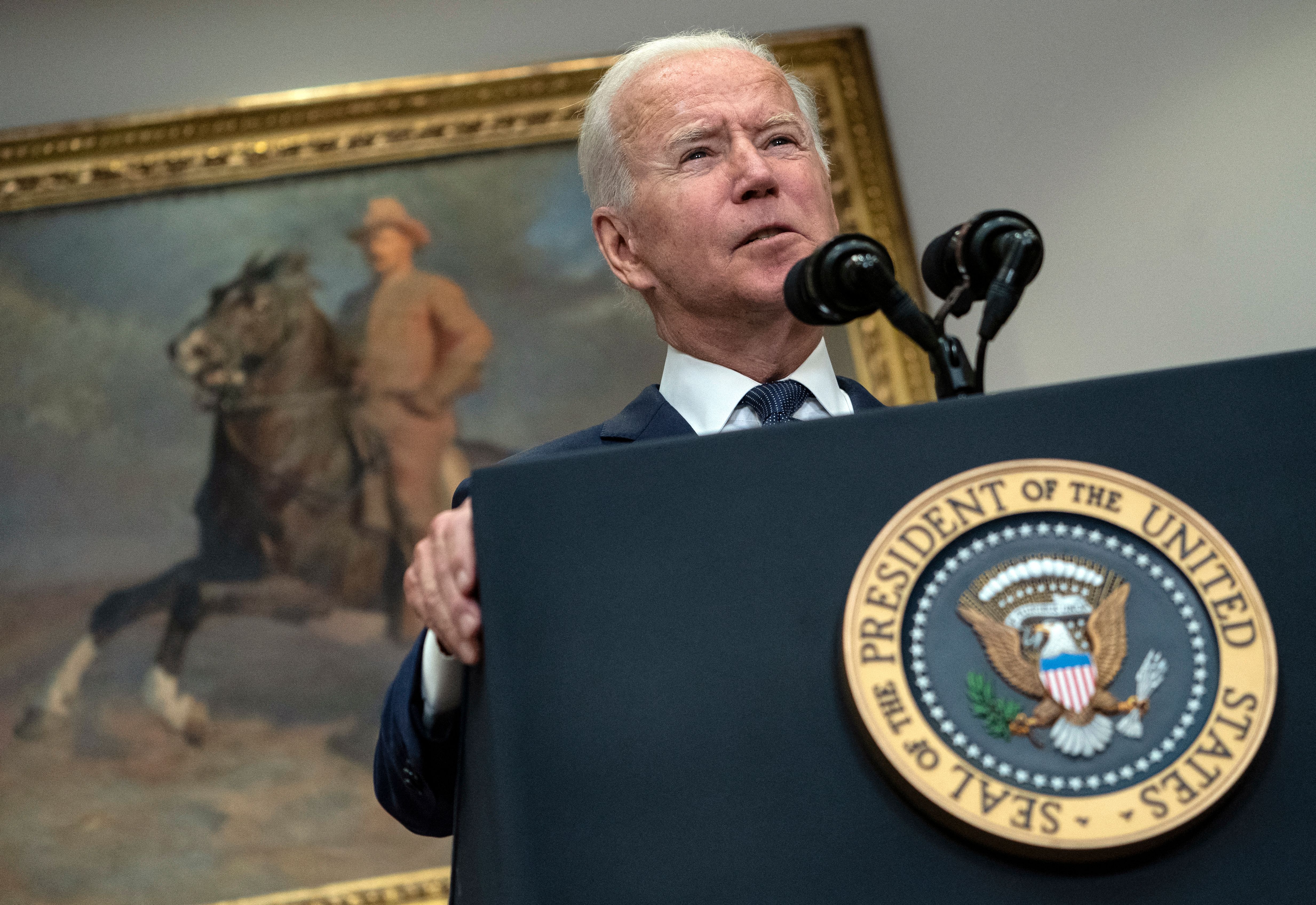 El presidente de Estados Unidos, Joe Biden, habla durante una actualización sobre la situación en Afganistán y los efectos de la tormenta tropical Henri en la Sala Roosevelt de la Casa Blanca en Washington, DC el 22 de agosto de 2021.