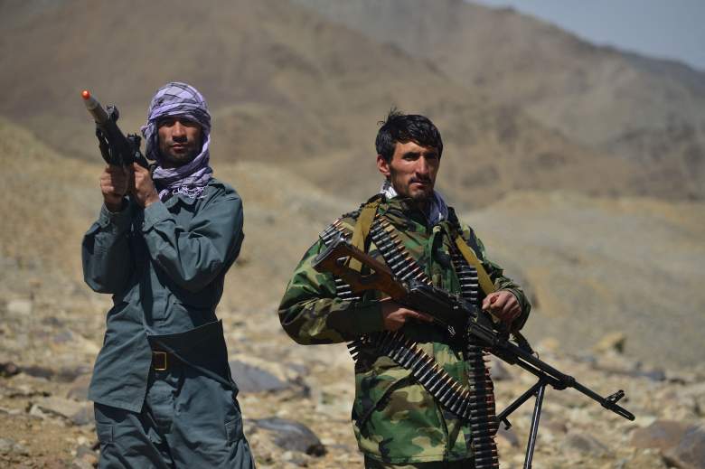 El 23 de agosto de 2021, el personal del movimiento de resistencia afgano y las fuerzas de levantamiento anti-talibanes montan guardia en un puesto de avanzada en Kotal-e Anjuman del distrito de Paryan en la provincia de Panjshir, cuando los talibanes dijeron que sus combatientes habían rodeado a las fuerzas de resistencia escondidas en el valle.
