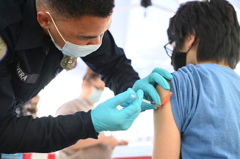 Los CDC lanzan mensaje a no vacunados tras 9 meses de la vacuna COVID de Pfizer