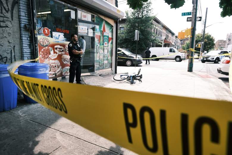 La policía converge en la escena de un tiroteo en Brooklyn, uno de los numerosos durante el día, el 14 de julio de 2021 en la ciudad de Nueva York.
