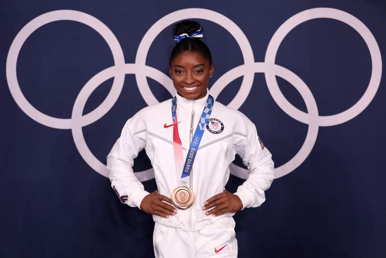Simone Biles del equipo de Estados Unidos posa con la medalla de bronce después de la final de la viga de equilibrio femenina en el día once de los Juegos Olímpicos de Tokio 2020 en el Centro de Gimnasia Ariake el 3 de agosto de 2021 en Tokio, Japón.