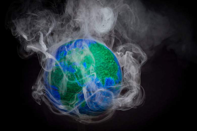 Una fotografía tomada el 10 de noviembre de 2015 muestra un pequeño globo rodeado de humo para ilustrar el calentamiento global.