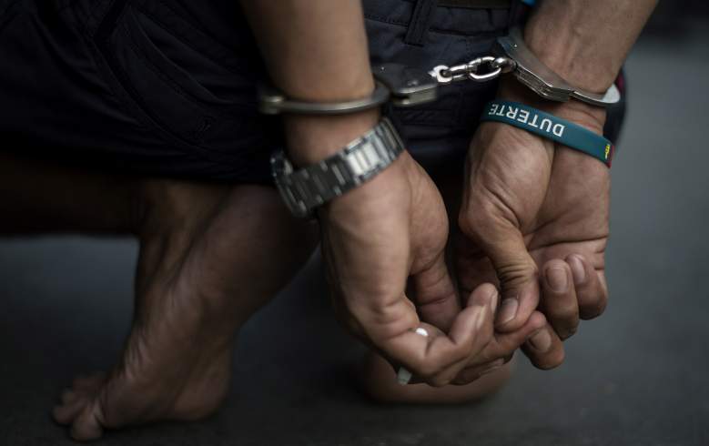 Un presunto traficante de drogas es capturado por la policía después de una operación de redada de drogas en un barrio pobre de Manila el 28 de septiembre de 2017.