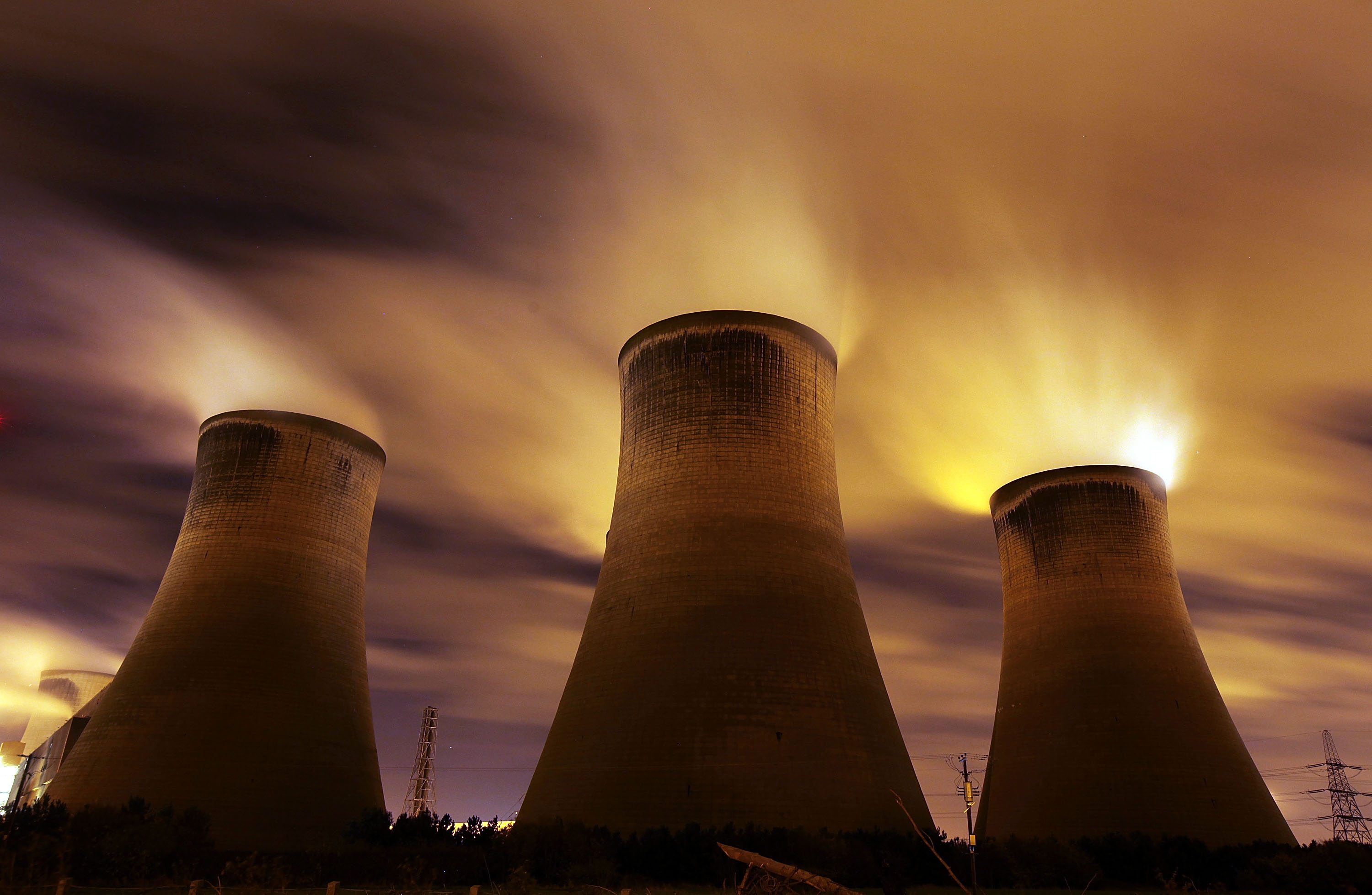 La central eléctrica de Fiddlers Ferry alimentada con carbón emite vapor en el cielo nocturno el 16 de noviembre de 2009 en Warrington, Reino Unido.