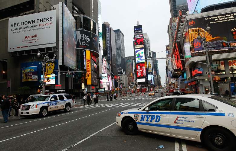 Cruceros de la policía esperan al amanecer en la escena donde un coche bomba crudo había sido estacionado en 45th Street y 7th Avenue en Times Square el 2 de mayo de 2010 en Nueva York, Nueva York.