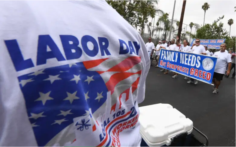 Los miembros del sindicato y sus familias marchan por las calles durante el desfile y manifestación anual del Día del Trabajo en Long Beach, California, el 3 de septiembre de 2018.