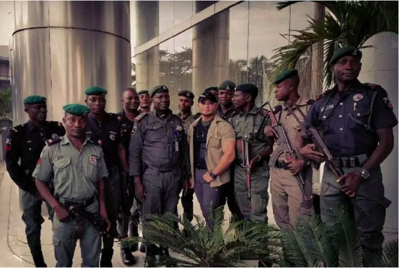 Bryan Riley subtituló esta foto como: "Trabajando en estrecha colaboración con Nigerian Mobile Security para brindar una protección cercana a los clientes que viajan hacia y desde los lugares".
