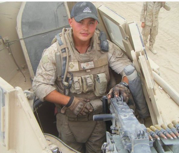Bryan Riley en una foto de Facebook de su tiempo en el Cuerpo de Marines de EE. UU.