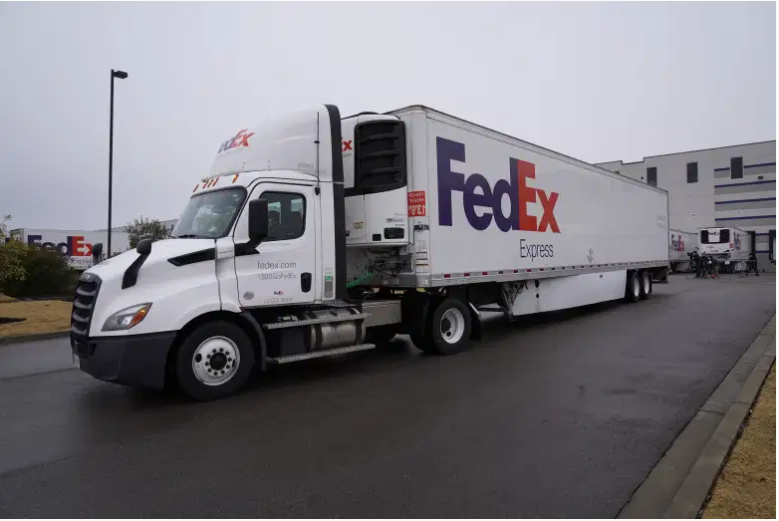 Los camiones de FedEx con cajas que contienen la vacuna Moderna Covid-19 están preparados para partir del centro de distribución de McKesson en Olive Branch, Mississippi, el 20 de diciembre de 2020.