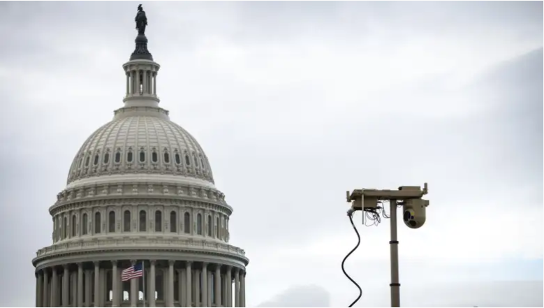 Una cámara de vigilancia instalada recientemente se encuentra en el frente este del Capitolio de los Estados Unidos el 17 de septiembre de 2021.