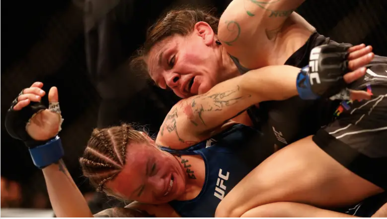 Lauren Murphy pelea contra Joanne Calderwood en UFC 263 el 12 de junio de 2021 en Glendale, Arizona.
