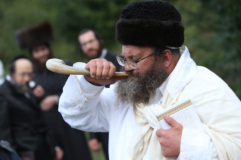 un judío ortodoxo toca un cuerno llamado shofar antes de realizar tashlikh, un ritual de expiación judío, en un lago formado por el río Umanka en el primer día de Rosh Hashaná el 10 de septiembre de 2018 en Uman, Ucrania.