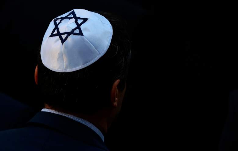 Líderes alemanes visitaron el lugar del mortífero ataque con armas antisemitas llevado a cabo el día sagrado de Yom Kipur, cuando los judíos exigieron acciones para proteger a la comunidad de la creciente amenaza de la violencia neonazi.