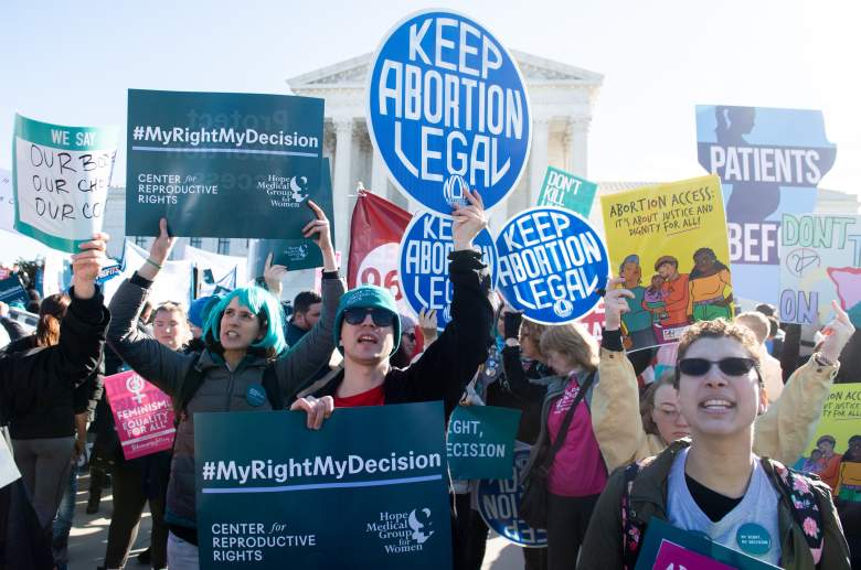 Activistas pro-aborto que apoyan el acceso legal al aborto protestan durante una manifestación frente a la Corte Suprema de los Estados Unidos en Washington, DC, el 4 de marzo de 2020