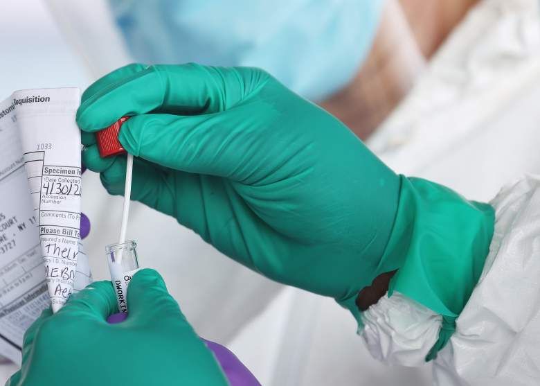 Un trabajador de la salud sella un hisopo de coronavirus después de realizar una prueba en el sitio de pruebas de coronavirus Pro Health Urgent Care el 30 de abril de 2020 en Wantagh, Nueva York.