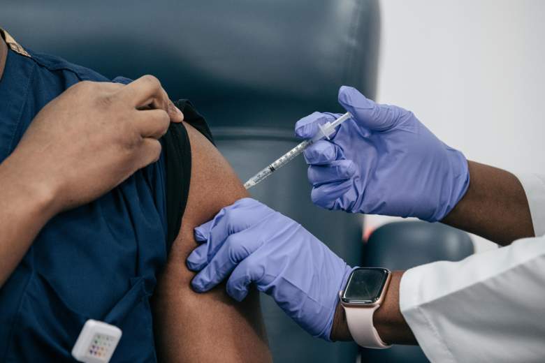 El presidente de Medicina de Emergencia del Hospital Lenox Hill, Yves Duroseau, recibe la vacuna COVID-19 de la doctora Michelle Chester en el Centro Médico Judío de Long Island el 14 de diciembre de 2020 en New Hyde Park en Long Island, Nueva York.