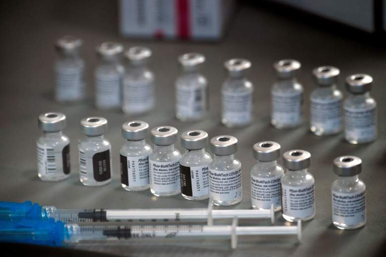 Los viales de jeringas con varita de la vacuna Pfizer-BioNTech Covid-19 están preparados para ser administrados a los trabajadores de atención médica de primera línea bajo una autorización de uso de emergencia en un sitio de vacunación de Renown Health en Reno, Nevada, el 17 de diciembre de 2020.