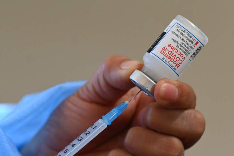 Una enfermera prepara una dosis de la vacuna Moderna contra COVID-19, donada por Estados Unidos, en un centro de vacunación en San Juan Sacatepequez, Guatemala, el 15 de julio de 2021.