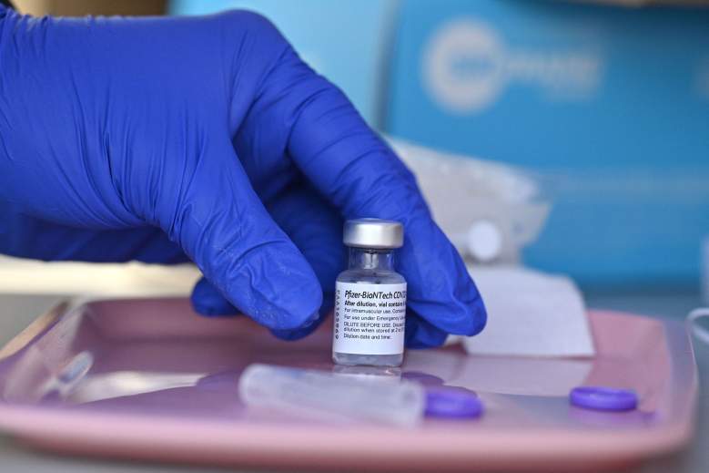 Una enfermera alcanza un frasco de la vacuna Pfizer-BioNTech Covid-19 en una clínica de vacunación emergente en el vecindario de Arleta en Los Ángeles, California, el 23 de agosto de 2021.