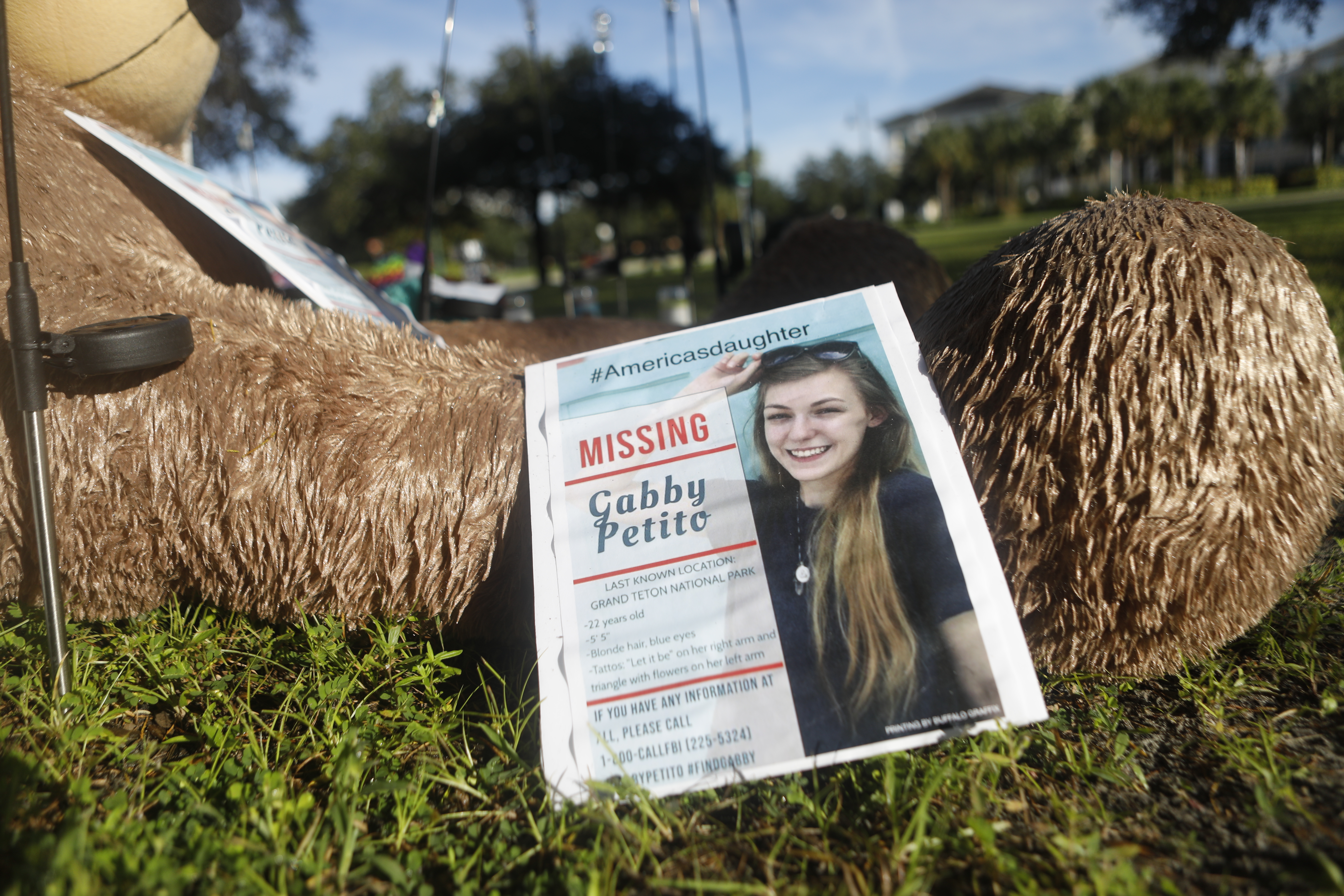 Un memorial improvisado dedicado a la mujer desaparecida Gabby Petito se encuentra cerca del Ayuntamiento el 20 de septiembre de 2021 en North Port, Florida.