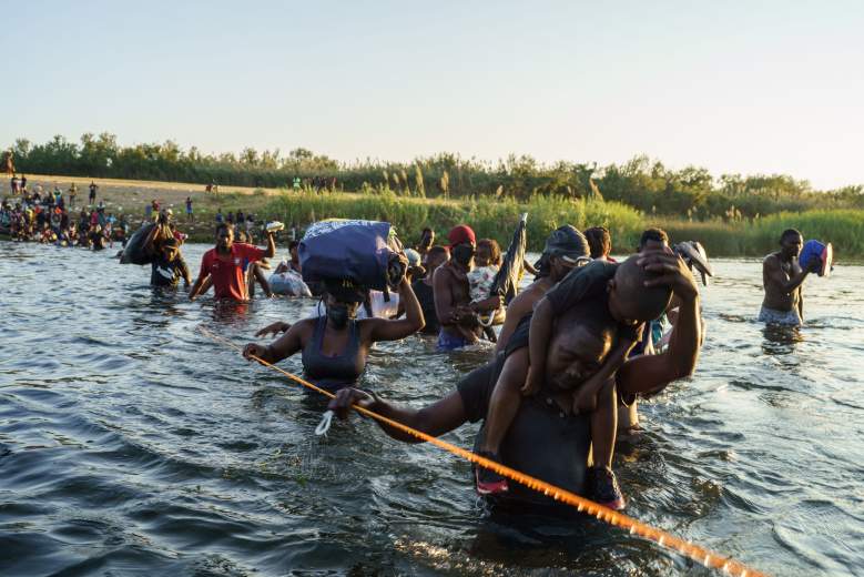 Los migrantes haitianos continúan cruzando la frontera entre Estados Unidos y México en el Río Grande, visto desde Ciudad Acuña, estado de Coahuila, México, el 20 de septiembre de 2021.