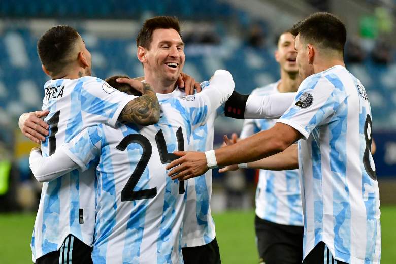Alejandro Gómez de Argentina celebra con sus compañeros de equipo después de anotar el primer gol de su equipo durante un partido del Grupo A entre Argentina y Bolivia como parte de la Copa América 2021 en el Arena Pantanal el 28 de junio de 2021 en Cuiabá, Brasil.