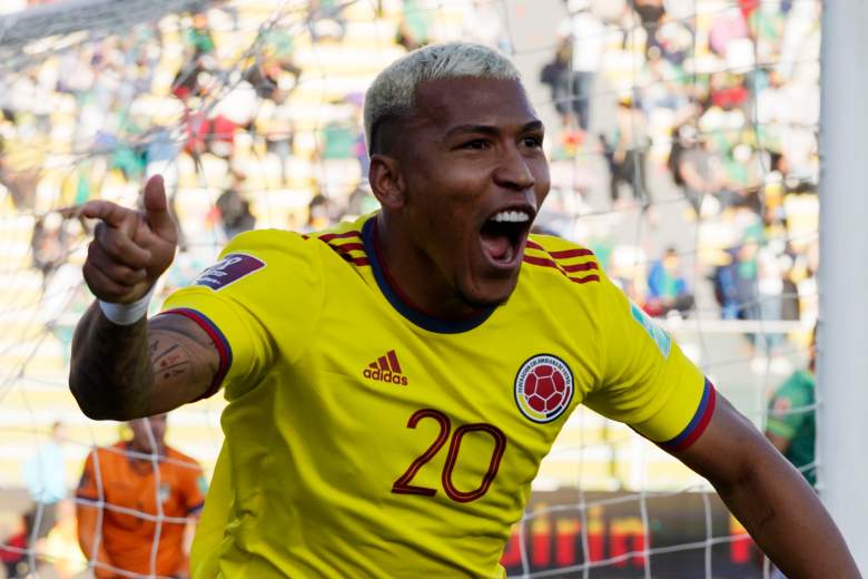 Roger Martínez de Colombia celebra tras anotar el primer gol de su equipo durante un partido entre Bolivia y Colombia como parte de los Clasificatorios Sudamericanos para Qatar 2022 en el Estadio Hernando Siles el 02 de septiembre de 2021 en Miraflores, Bolivia.