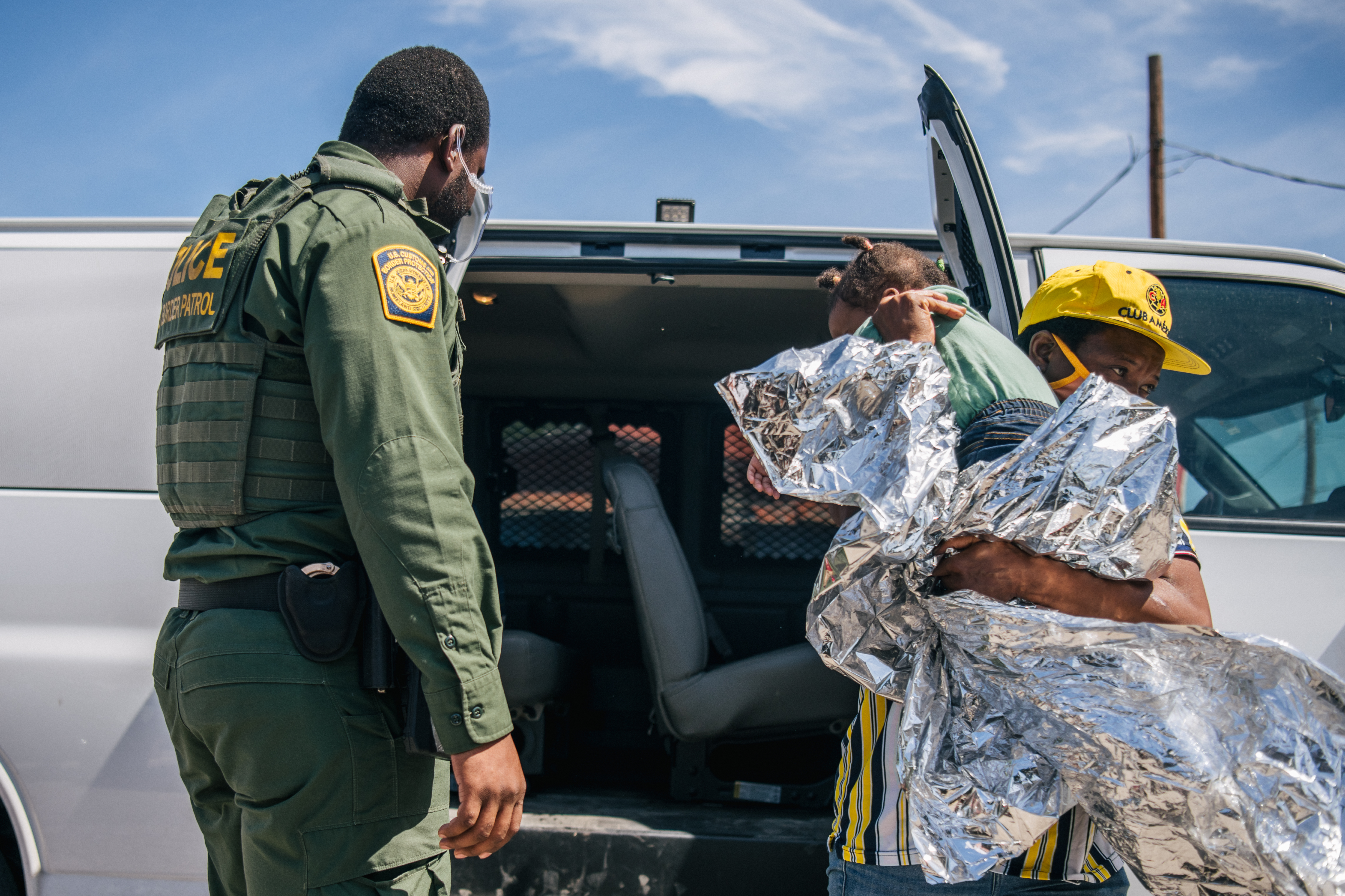 Una mujer migrante con un niño sale de una camioneta de la Patrulla Fronteriza después de llegar a las instalaciones de la Coalición Humanitaria Val Verde el 22 de septiembre de 2021 en Del Rio, Texas.
