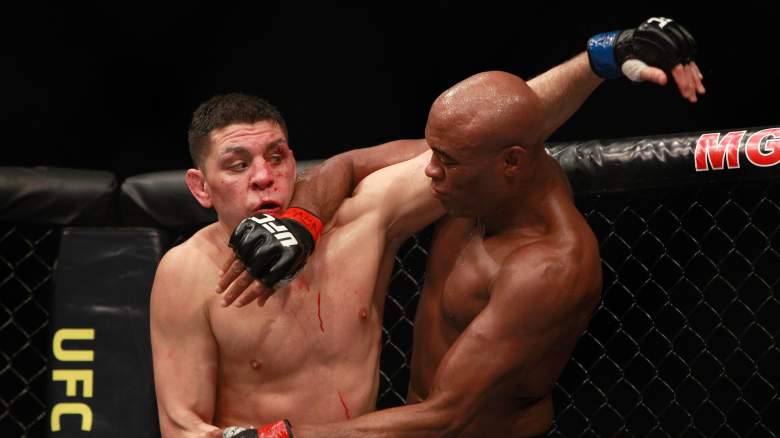 Nick Diaz (L) y Anderson Silva pelean durante el UFC 183 en el MGM Grand Garden Arena el 31 de enero de 2015 en Las Vegas, Nevada.