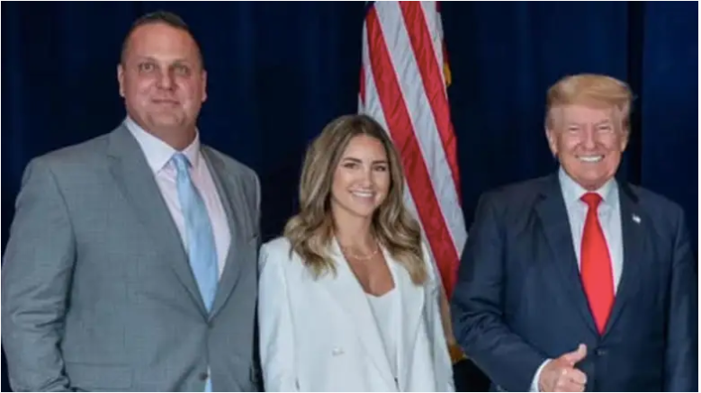 Trashelle Odom con su esposo, John Odom, y el ex presidente Donald Trump.
