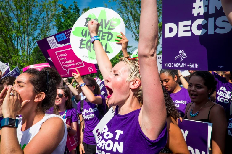 Alison Turkos, derecha, y Morgan Hopkins, celebran en los escalones de la Corte Suprema de los Estados Unidos el 27 de junio de 2016 en Washington, DC después de que se derogara una ley de restricciones al aborto en Texas.