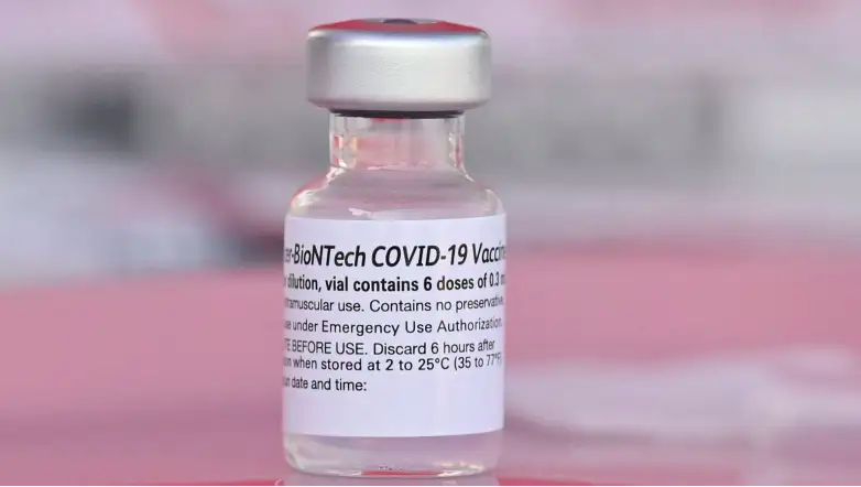 Un vial de la vacuna Pfizer-BioNTech Covid-19 se ve en una clínica de vacunación emergente en el vecindario de Arleta en Los Ángeles, California, el 23 de agosto de 2021.