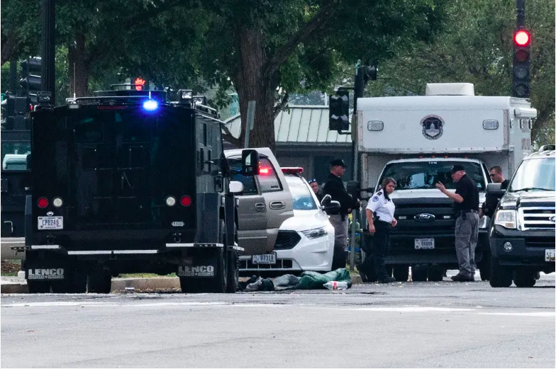 La Policía del Capitolio de los Estados Unidos inspecciona un vehículo sospechoso, dejado con las puertas abiertas, luego de que estuviera estacionado frente a la Corte Suprema en Washington, DC, el 5 de octubre de 2021.