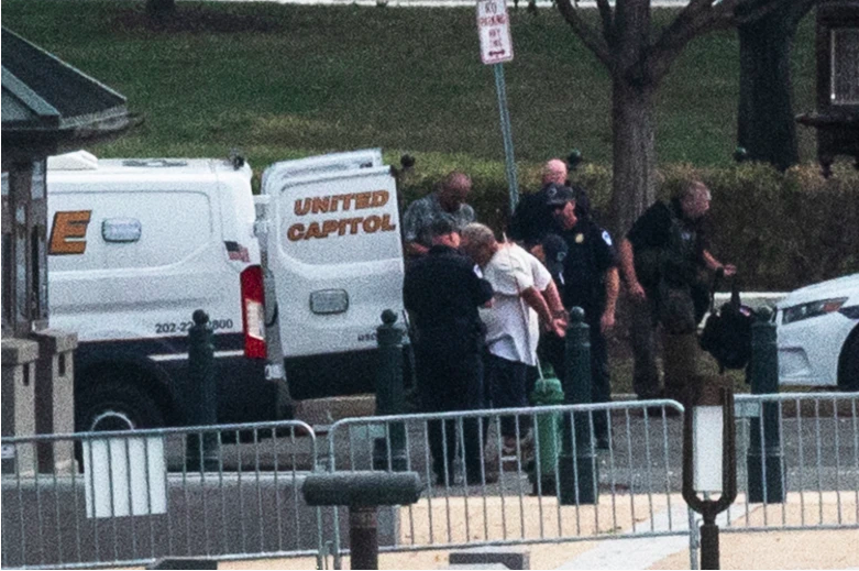La Policía del Capitolio de los Estados Unidos arresta a un sospechoso que estacionó un vehículo frente a la Corte Suprema en Washington, DC, el 5 de octubre de 2021.