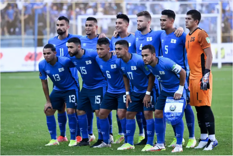 Los jugadores de El Salvador posan para fotos antes de su partido de clasificación de la Concacaf para la Copa Mundial de la FIFA Qatar 2022 contra Honduras en el Estadio Cuscatlán, en San Salvador, el 5 de septiembre de 2021 (Foto de MARVIN RECINOS / AFP) (Foto de MARVIN RECINOS / AFP). a través de Getty Images)