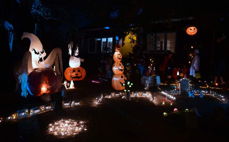 Trick or Treaters en busca de dulces en una calle popular por su tradición de decoración del hogar en la Noche de Halloween en Sierra Madre, al este de Los Ángeles, el 31 de octubre de 2018