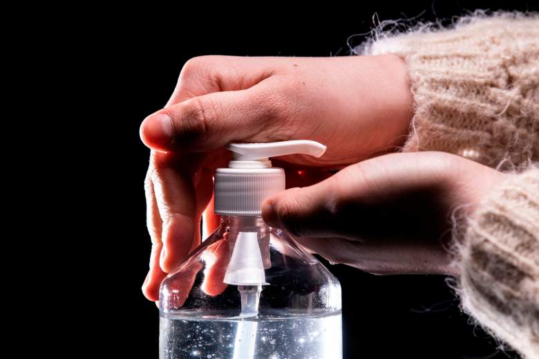 Una persona toma de una botella de desinfectante de manos hidroalcohólico el 5 de marzo de 2020 en París en medio de una propagación de COVID-19, el nuevo coronavius