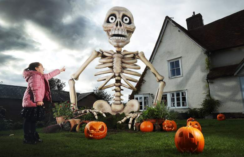 En esta fotografía proporcionada por Samsung y publicada el 26 de octubre, Francesca Bromham, de 6 años, mira un esqueleto animatrónico de 13 pies de altura que forma parte de la exhibición de Halloween de Samsung para demostrar el poder de su tecnología SmartThings en The Old Bury el 13 de octubre de 2020 en Stevenage, Inglaterra.