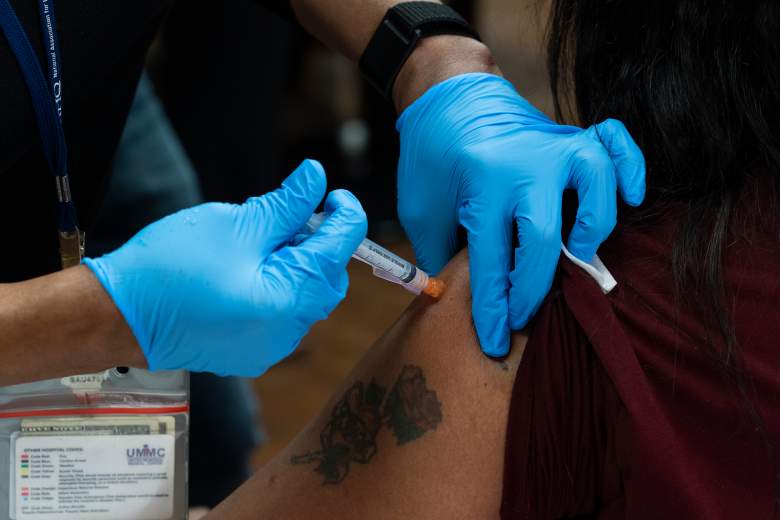 Un trabajador de la salud recibe la vacuna Moderna COVID-19 en el United Memorial Medical Center el 21 de diciembre de 2020 en Houston, Texas.