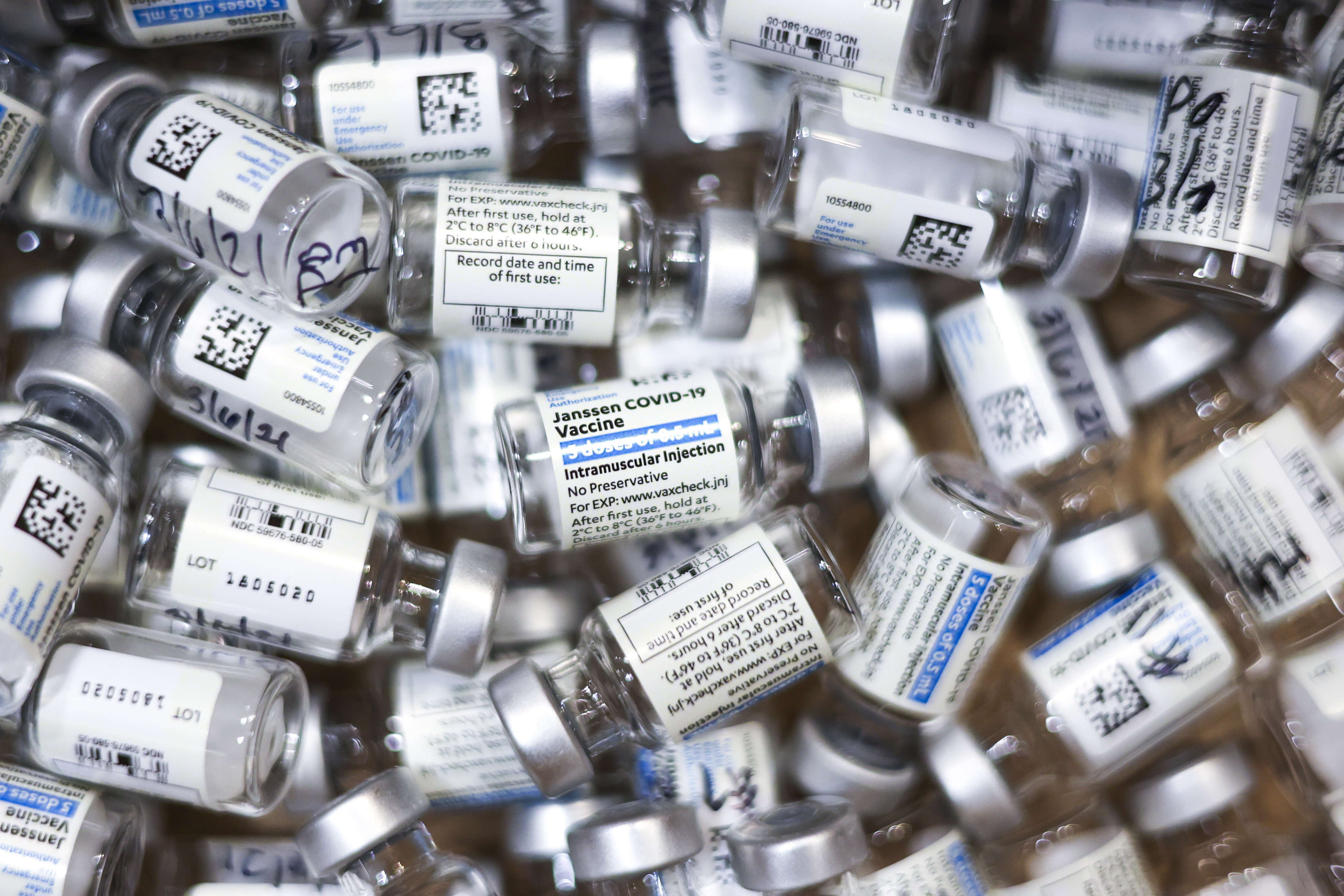 Frascos usados de Johnson & amp; La vacuna Johnson COVID-19, la vacuna más nueva aprobada por la FDA de EE. UU.