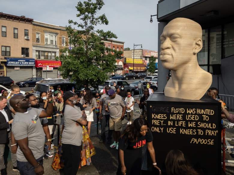 Una estatua de George Floyd del artista Chris Carnabuci se presenta como parte de las celebraciones del decimonoveno en Brooklyn, Nueva York, el 19 de junio de 2021.