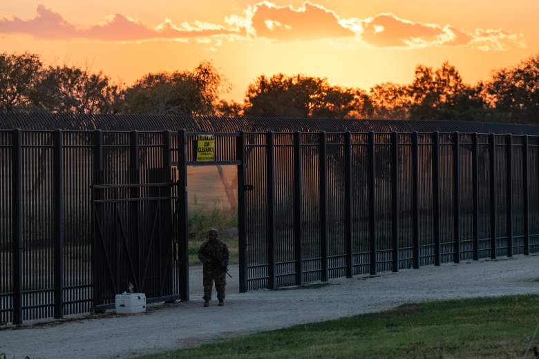 Un miembro de la Guardia Nacional del Ejército de Texas protege una abertura en el muro fronterizo cerca de un campamento de migrantes improvisado