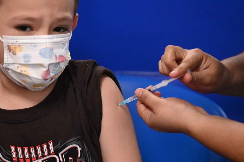 Un niño recibe una dosis de la vacuna Sinopharm Covid-19 en el principal centro de vacunación de El Salvador en San Salvador, el 22 de septiembre de 2021.
