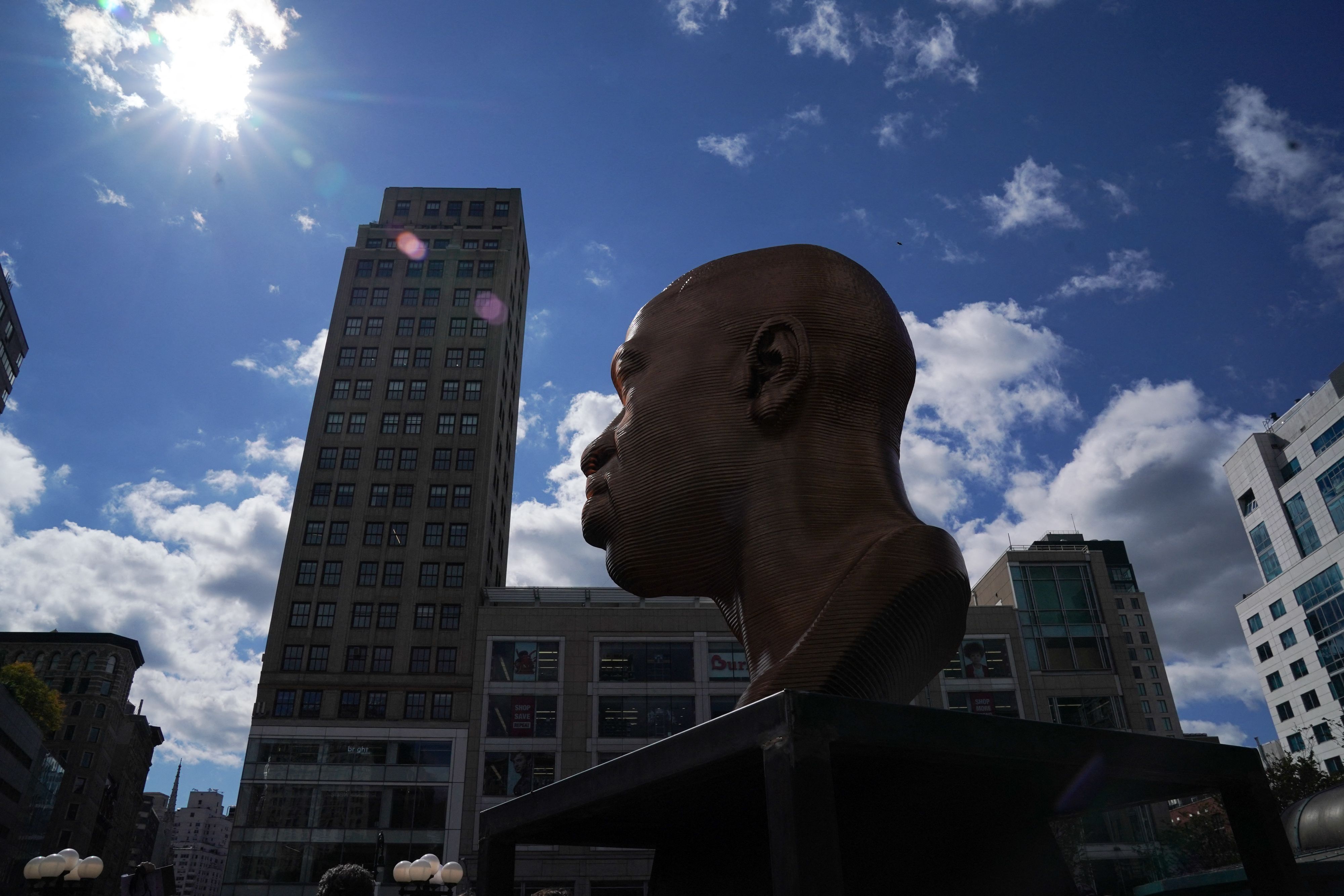 La estatua de George Floyd como la organización de arte inmersivo, Confront Art, en colaboración con NYC Parks, presenta la exhibición SEENINJUSTICE, que presenta tres esculturas de Chris Carnabucci: George Floyd, Breonna Taylor y John Lewis, en Union Square Park en Nueva York, en 30 de septiembre de 2021.